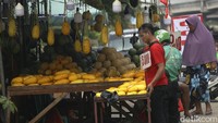 Harga satu buah timun suri dijual kepada konsumen senilai Rp 15.000 untuk ukuran yang besar, dan Rp 5.000 ukuran kecil.