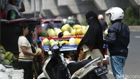Menjelang puasa minat pembeli semakin tinggi karena buah tersebut merupakan hidangan khas selama Ramadhan.