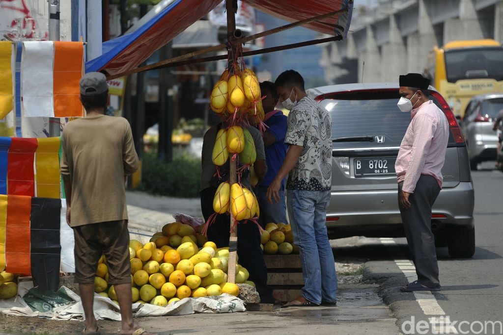 Sejumlah pedagang timun suri mulai marak membuka lapak di sepanjang Jalan Kalimalang Raya, Jakarta Timur.