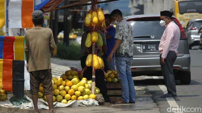 Sejumlah pedagang timun suri mulai marak membuka lapak di sepanjang Jalan Kalimalang Raya, Jakarta Timur.