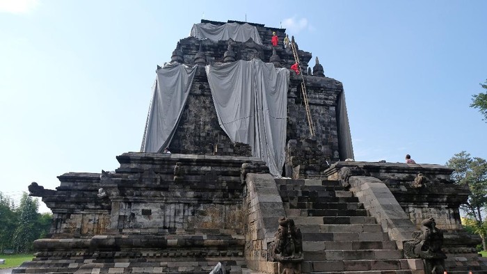 PEMBUKAAN TERPAULIN PENUTUP CANDI MENDUT Petugas Balai Konservasi Borobudur (BKB) melepas terpaulin penutup Candi Mendut di Mendut, Mungkid, Magelang, Jawa Tengah, Jumat (16/4/2021). Setelah ditutup selama enam bulan untuk mengantisipasi paparan abu vulkanik Gunung Merapi, petugas BKB bersama masyarakat pariwisata membuka terpaulin penutup Candi Mendut karena menurut Badan Penyelidikan dan Pengembangan Teknologi Kebencanaan Geologi (BPPTKG) Yogyakarta, Candi Mendut aman dari ancaman bahaya erupsi Gunung Merapi. ANTARA FOTO/Anis Efizudin/wsj.