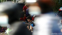 Mereka kembali menempati trotoar Kebon Sirih untuk minta kepastian tempat tinggal.