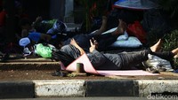 Para pencari suaka itu tidur dengan beralaskan tikar di trotoar Jalan Kebon Sirih.
