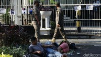 Tidak ada kegiatan yang dilakukan oleh para imigran pencari suaka selain menunggu bantuan untuk makan dan tempat tinggal.