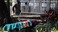 Selain kerap didata, para pencari suaka juga sering mendapat teguran dari Satpol PP karena keberadaan mereka menghalangi pejalan kaki di trotoar, khususnya lajur untuk difabel berwarna kuning.