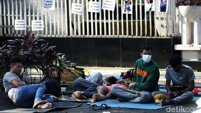 Pencarian Suaka Kembali Penuhi Trotoar Kebon Sirih Sejumlah pencari suaka dari berbagai negara kembali menggelandang dengan menempati trotoar di kawasan kantor Komisioner Tinggi PBB untuk Pengungsi (UNHCR) di Jalan Kebon Sirih, Jakarta Pusat, Jumat (16/03/2021). Mereka menggelar tikar seadanya untuk alas sebagai tempat tinggal di saat bulan puasa Ramadhan.