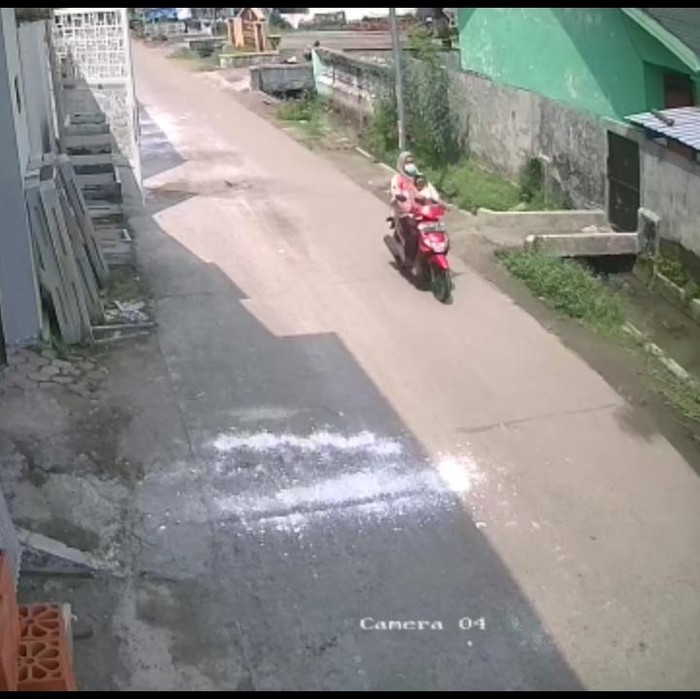 Aksi emak-emak mencuri motor di tempat kos, Mojokerto terekam kamera CCTV. Pelaku membawa kabur motor curian sambil menggendong balita di siang bolong.