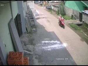 Aksi Emak-emak Curi Motor Sambil Gendong Balita di Mojokerto