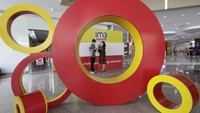 Jam operasional gerai, khususnya Gerai Kantor Pusat Indosat Ooredoo, dimulai pukul 8.00 sampai dengan 20.00 WIB. Indosat Ooredoo mengeluarkan paket Prime X dimana pelanggan bisa mendapatkan kuota data besar, akses aplikasi favorit, cloud storage, voucher e-commerce, akses premium ke layanan video on demand dan banyak benefit lainnya. Pelanggan yang berlangganan Prime X juga akan mendapatkan antrian khusus ketika berkunjung ke Gerai.