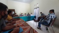 Foto: Pertemuan pemilik lahan dengan polisi hingga pihak kecamatan di Pekanbaru. Sayuti sempat bersikeras tak mau membongkar tembok itu meski diminta berbagai pihak. (Raja-detikcom)