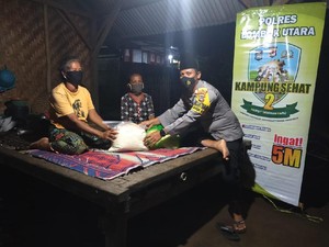 Polsek Bayan Bagikan Sembako ke Lansia di Desa Sambik Elen