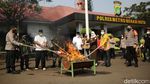 Alat Berat Gilas Barang Bukti Ribuan Botol Miras