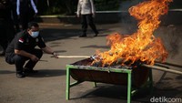Ganja dimusnahkan dengan cara dibakar.