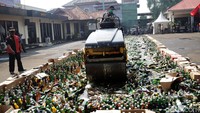 Minuman keras yang dimusnahkan sebanyak 12.800 botol.