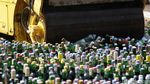 Alat Berat Gilas Barang Bukti Ribuan Botol Miras