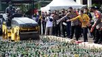 Alat Berat Gilas Barang Bukti Ribuan Botol Miras