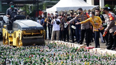 Alat Berat Gilas Barang Bukti Ribuan Botol Miras