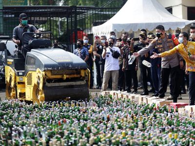 Alat Berat Gilas Barang Bukti Ribuan Botol Miras