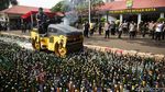 Alat Berat Gilas Barang Bukti Ribuan Botol Miras