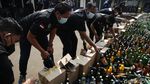 Alat Berat Gilas Barang Bukti Ribuan Botol Miras