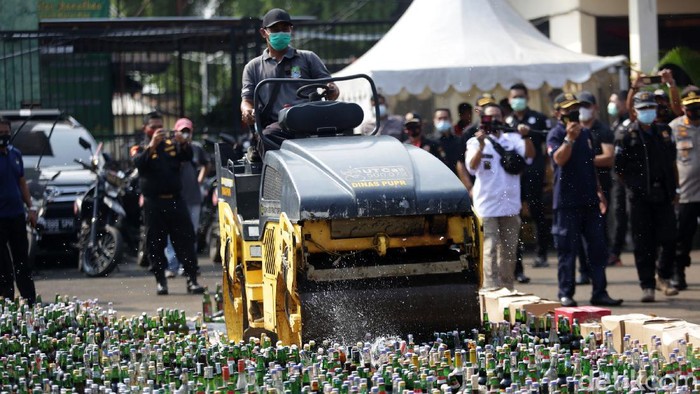 Polisi Musnahkan Ribuan Botol Miras Polisi memusnahkan barang bukti minuman keras dan ganja di Mapolres Metro Kota Bekasi, Jawa Barat. Polres Metro Bekasi Kota memusnahkan ganja 66 kg, 12800 botol miras dan 3935 butir obat keras.