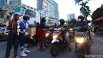 Power Ranger hingga Spiderman Bagi-bagi Takjil di Solo