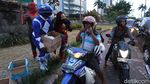 Power Ranger hingga Spiderman Bagi-bagi Takjil di Solo