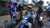 Takjil gratis, Nasi Berkat Daun Jati serta masker dibagikan gratis untuk pengendara jelang buka puasa. 
