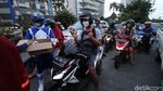 Power Ranger hingga Spiderman Bagi-bagi Takjil di Solo