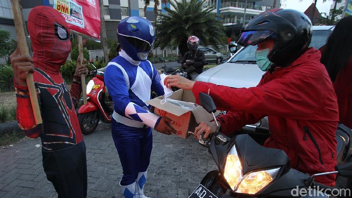 Power Ranger hingga Spiderman Bagi-bagi Takjil di Solo Sejumlah superhero mulai dari power rangers, spiderman hingga super girl terlihat membagikan takjil gratis di perempatan Patung Pandawa, Sukoharjo.