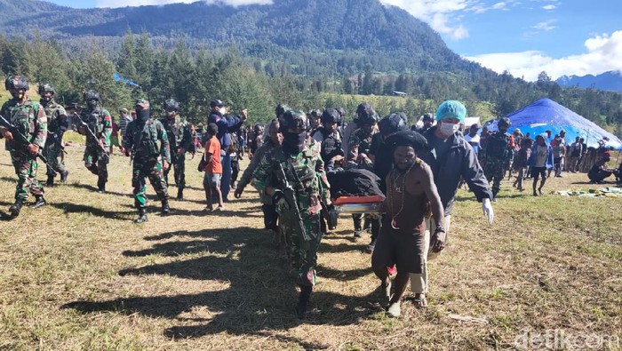 Proses evakuasi pelajar yang ditembak KKB Papua
