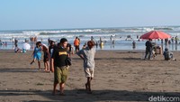 Sehari sebelum bulan Ramadan, ribuan wisatawan tampak memadati Pantai Parangtritis untuk menjalankan tradisi padusan. Sebagian besar dari wisatawan itu tidak mengenakan masker saat berada di pantai. (Pradito Rida Pertana/detikTravel)