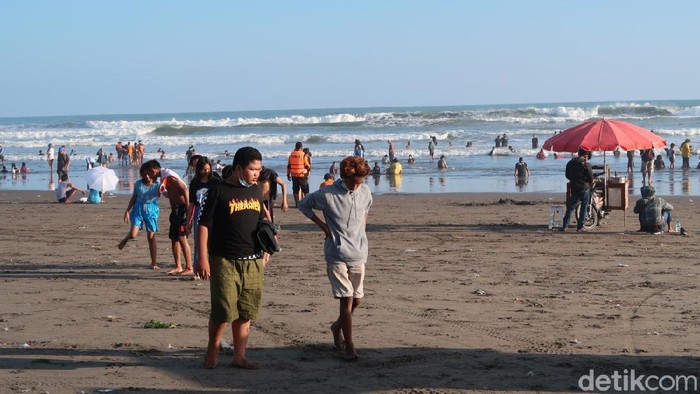 Ribuan Wisatawan Jejali Kawasan Parangtritis, Masih Banyak yang Copot Masker