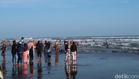 Jumlah wisatawan yang berkunjung ke Pantai Parangtritis pada pekan lalu mencapai 19 ribu pengunjung. Angka tersebut tercatat paling ramai selama pandemi Corona berlangsung. (Pradito Rida Pertana/detikTravel)