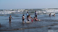 Soal sanksi bagi wisatawan yang abai prokes saat padusan di kawasan Pantai Parangtritis, Kepala Satpol PP Bantul Yulius Suharta mengaku akan mengambil langkah edukasi. Hal itu sebagai langkah persuasif dari pihaknya. (Pradito Rida Pertana/detikTravel)