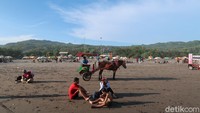 Bupati Kabupaten Bantul, Abdul Halim Muslih mengatakan secara khusus pihaknya tidak melarang warganya untuk liburan. Namun demikian, masyarakat harus tetap mematuhi protokol kesehatan. (Pradito Rida Pertana/detikTravel)