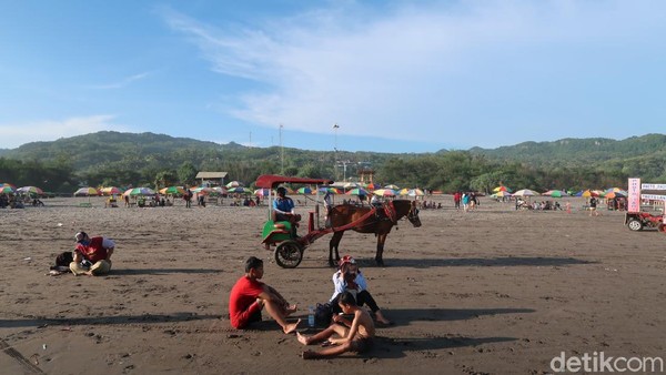 Bupati Kabupaten Bantul, Abdul Halim Muslih mengatakan secara khusus pihaknya tidak melarang warganya untuk liburan. Namun demikian, masyarakat harus tetap mematuhi protokol kesehatan. (Pradito Rida Pertana/detikTravel) Bupati Kabupaten Bantul, Abdul Halim Muslih mengatakan secara khusus pihaknya tidak melarang warganya untuk liburan. Namun demikian, masyarakat harus tetap mematuhi protokol kesehatan. (Pradito Rida Pertana/detikTravel)