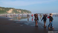 Yulius mengatakan, bahwa untuk pengawasan di kawasan Pantai merupakan ranah SAR Satlinmas. Meski diakuinya Satpol PP juga melakukan pengawasan di kawasan tersebut. (Pradito Rida Pertana/detikTravel)