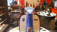 Royal Alloy TG300 merupakan skuter retro dengan lekukan desain klasik berbahan besi.