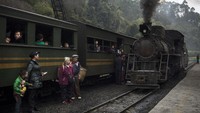 Sebuah kereta uap bertenaga uap membawa penumpang Desa Peng, desa Bagou, Provinsi Sichuan, di Cina Selatan.   