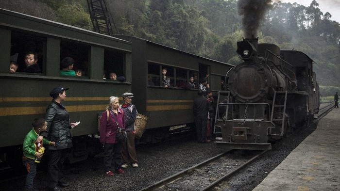 Sekilas Potret Kereta Uap yang Masih Jadi Andalan di China SHIXI, CHINA -MARCH 27: A railway worker services parts for a coal powered steam engine in the workshop on March 27, 2015 at a station in the town of Shixi , Sichuan Province, in Southern China. While China boasts the world's most extensive high-speed rail infrastructure with over 16,000 kilometers of track, the Shixi-Bagou railway is still a primary connection for local villagers between towns and is kept alive by tourist cars carrying passengers for ten times the price.Γ¦The rail line came into service in the late 1950s and the train was initially used to transport coal from a now-shuttered mine before passenger carriages were added. (Photo by Kevin Frayer/Getty Images)
