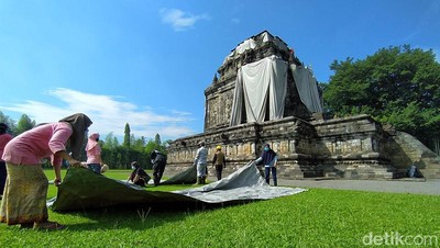 Foto: Selimut Candi Mendut Akhirnya Dibuka