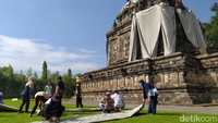 Beginilah situasi saat selimut terpaulin yang menutupi Candi Mendut dibuka. Selimut ini dibuka pada Jumat (16/4) ini oleh staff Balai Konservasi Borobudur (BKB) dibantu masyarakat setempat.