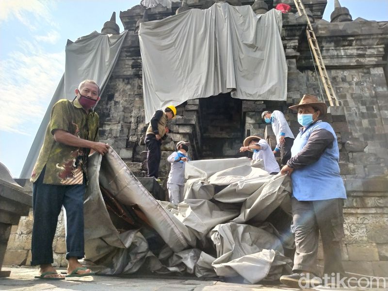 Selimut Candi Mendut Dibuka