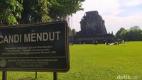 Candi Mendut sudah ditutup dengan cover terpaulin sejak November 2020. Itu artinya sudah hampir 6 bulan candi bersejarah ini ditutup untuk perlindungan dari meletusnya Gunung Merapi.