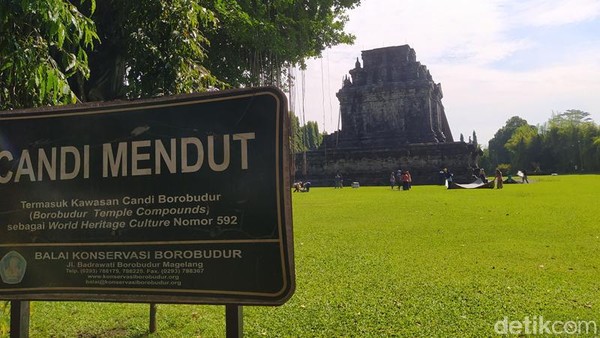 Candi Mendut sudah ditutup dengan cover terpaulin sejak November 2020. Itu artinya sudah hampir 6 bulan candi bersejarah ini ditutup untuk perlindungan dari meletusnya Gunung Merapi. Candi Mendut sudah ditutup dengan cover terpaulin sejak November 2020. Itu artinya sudah hampir 6 bulan candi bersejarah ini ditutup untuk perlindungan dari meletusnya Gunung Merapi.