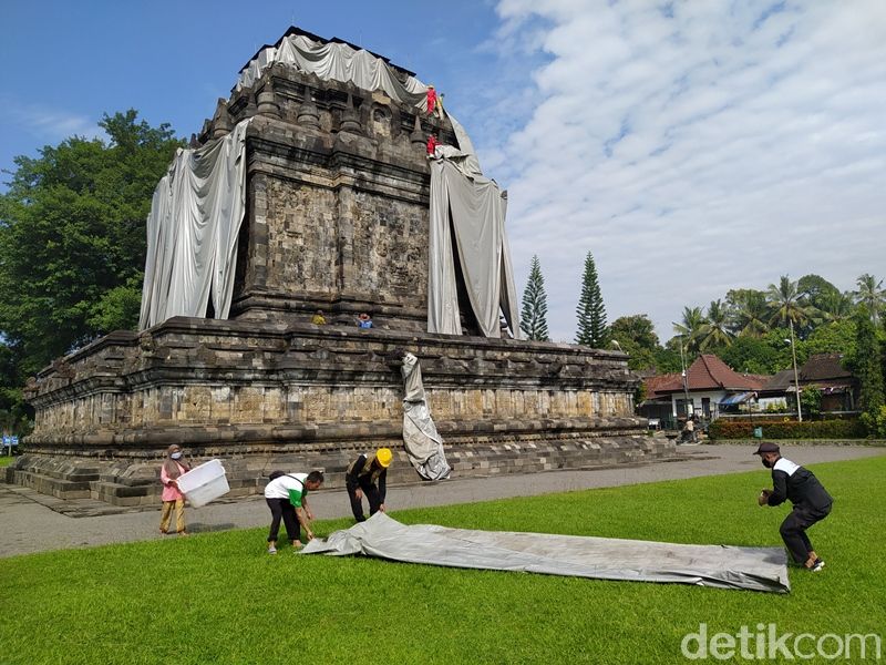 Selimut Candi Mendut Dibuka