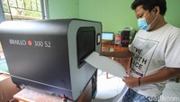 Para pekerja meyelesaikan pekerjaan dengan sangat teliti.