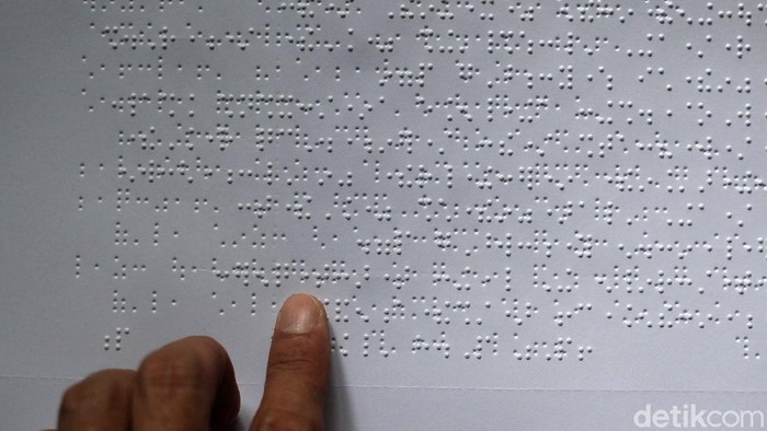 Yayasan Tunanetra Raudlatul Makmufin, Serpong, Tangerang Selatan, Banten, memproduksi Alquran huruf braille untuk tunanetra. Seperti apa proses pembuatannya?