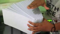 Lember demi lembar Alquran disusun untuk kemudian dijilid.